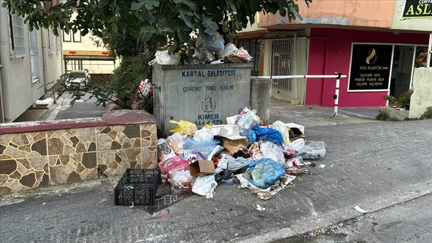 Kartal'da Grev Nedeniyle Çöp Sorunu Büyüyor