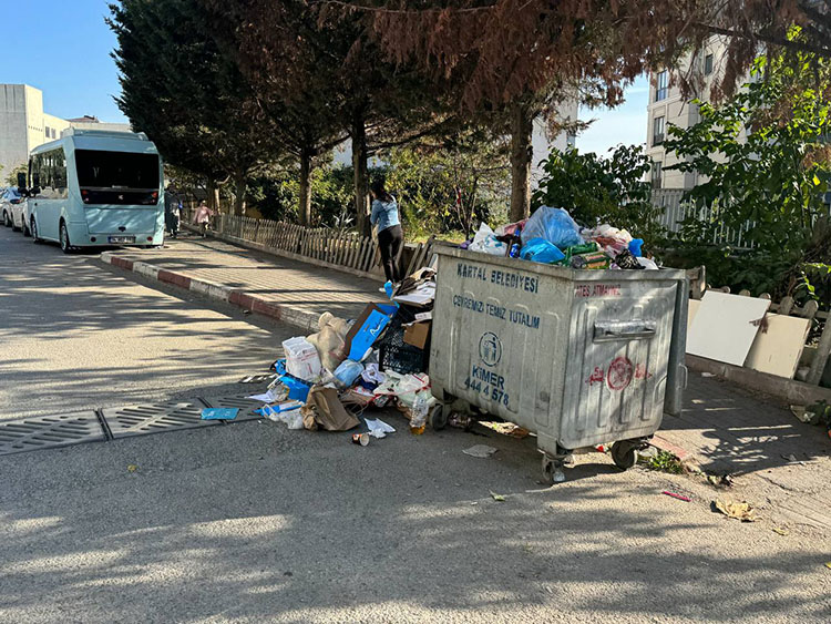 Kartal'da Grev Nedeniyle Çöp Sorunu Büyüyor