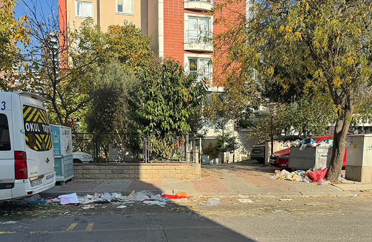 Kartal'da Grev Nedeniyle Çöp Sorunu Büyüyor