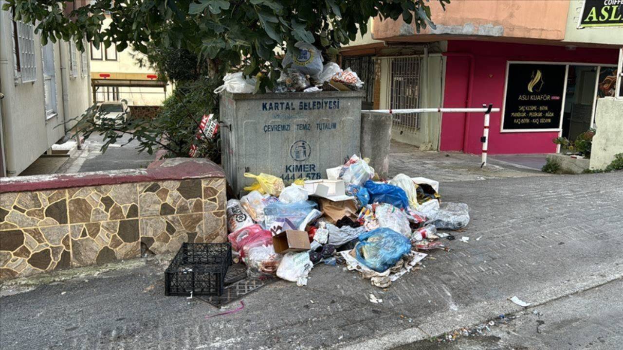 Kartal’da Grev Nedeniyle Çöp Sorunu Büyüyor