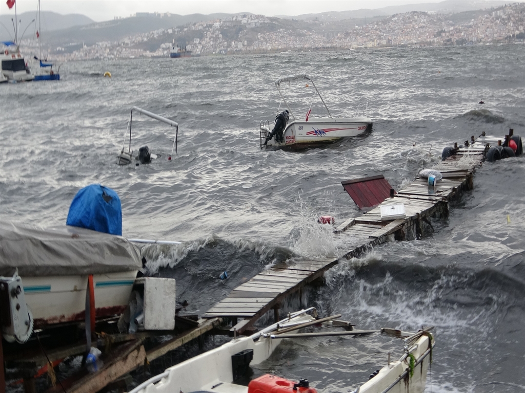 Kocaeli'de Fırtına ve Sağanak Yağışın Etkileri