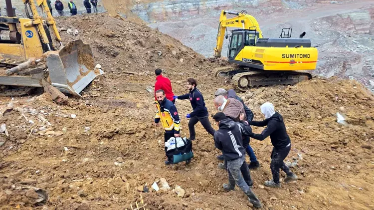 Kocaeli'de Toprak Kayması: 6 Kamyon Sürüklendi