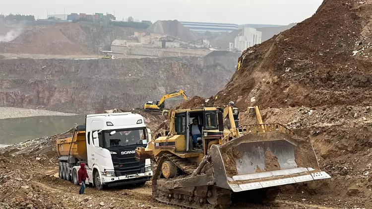 Kocaeli'de Toprak Kayması: 6 Kamyon Sürüklendi, 1 Şoför Yaralandı