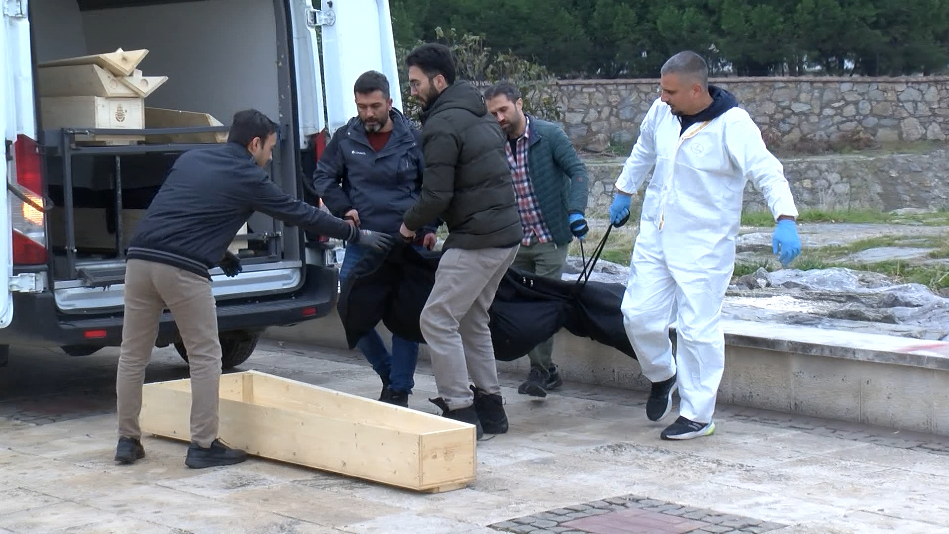 Liman Caddesi'nde Başından Vurulmuş İki Kişinin Cesedi Bulundu