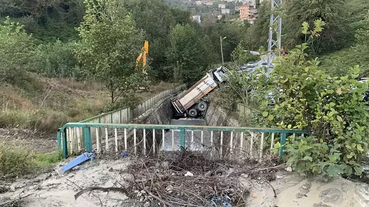 Rize'de Kontrolden Çıkan Kamyon Dereye Düştü