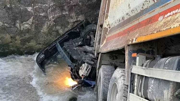 Rize'de Kontrolden Çıkan Kamyon Dereye Düştü