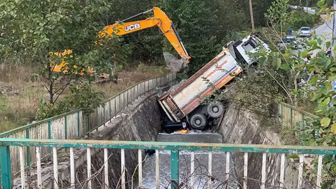 Rize’de Kontrolden Çıkan Kamyon Dereye Düştü