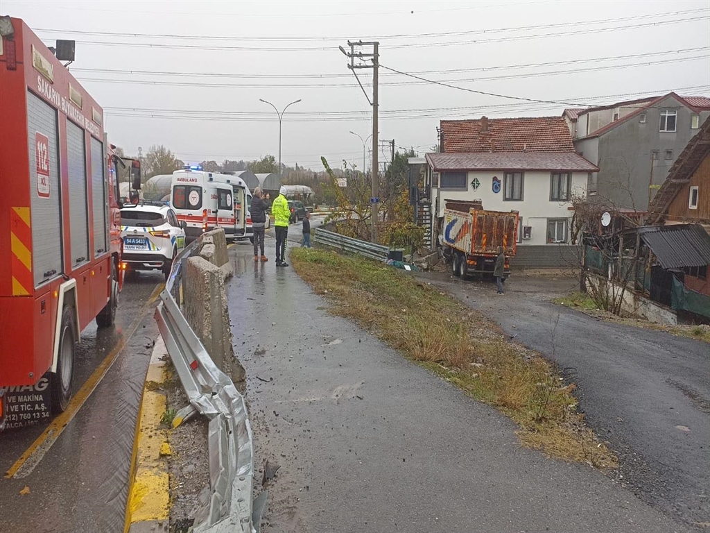 Serdivan'da Kamyon Kazası: Evin Duvarına Çarptı