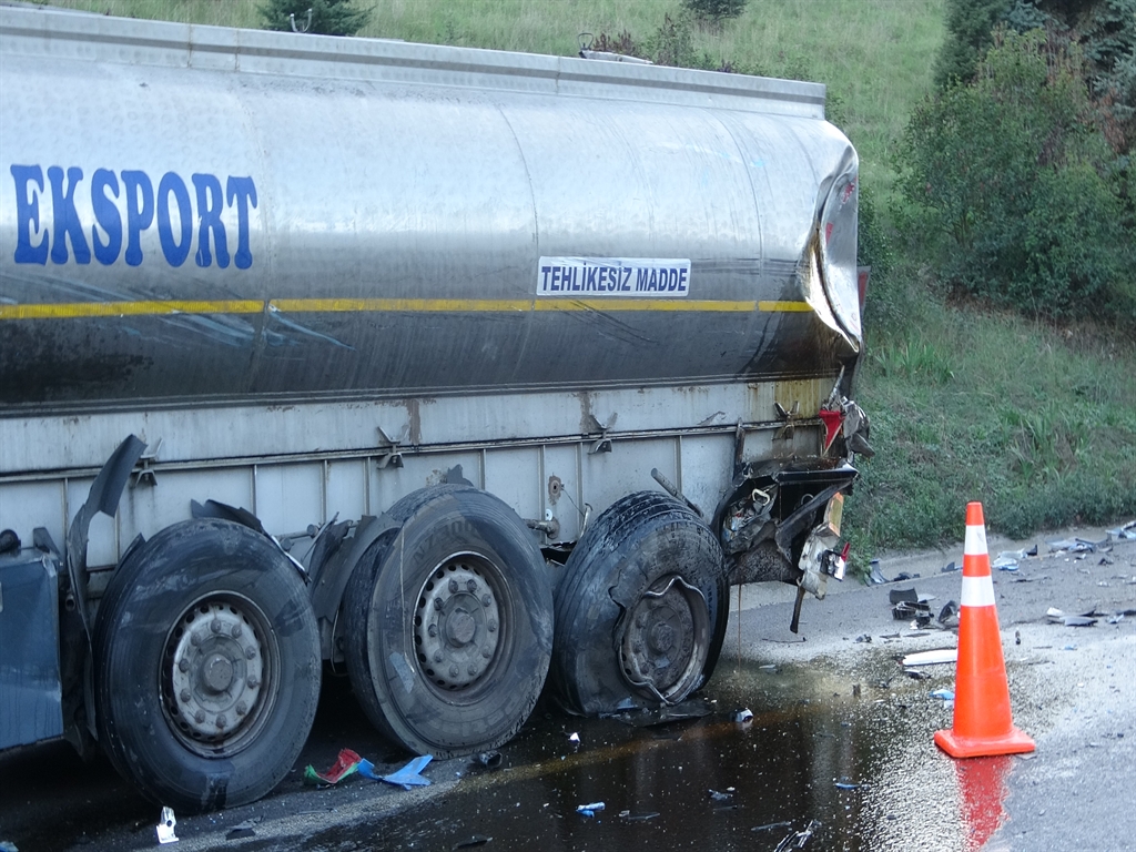 TEM Otoyolu'nda Tanker ve TIR Kazası: 4 Yaralı