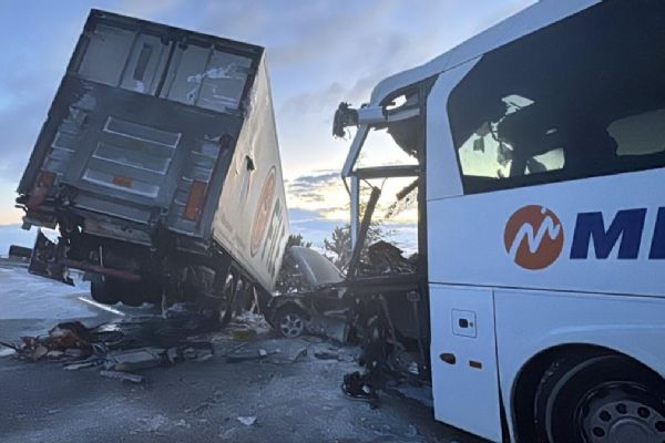 Yolcu Otobüsü Kaza Yaptı: 30 Yaralı