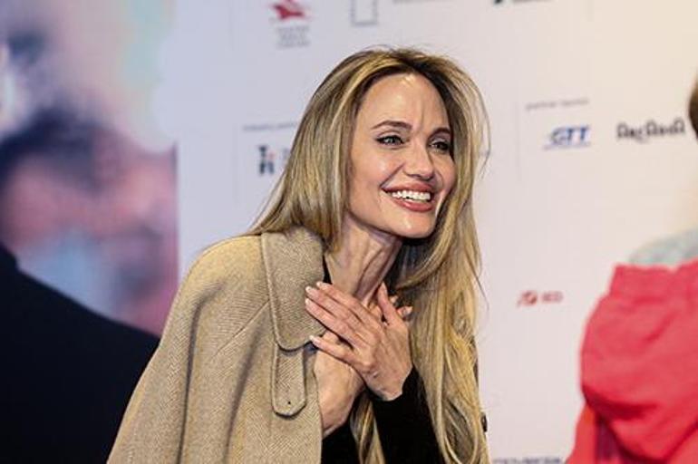 Angelina Jolie'nin Üzgün Dergi Kapağı Pozu Sosyal Medyada Tartışma Yarattı