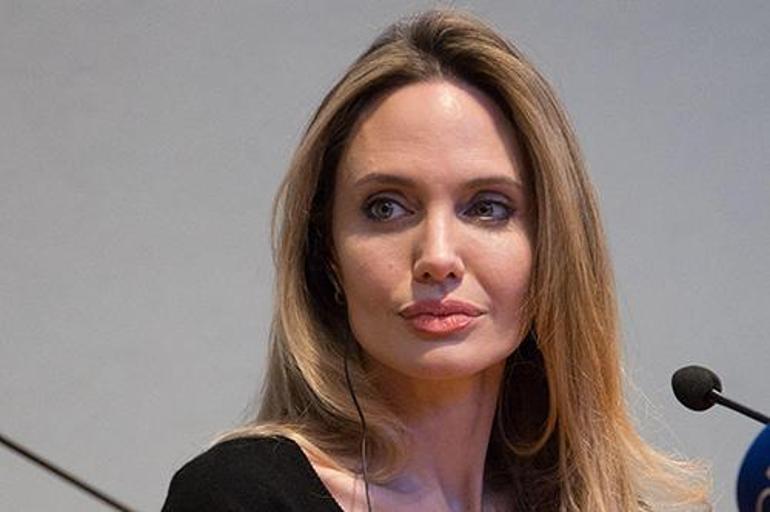 Angelina Jolie'nin Üzgün Dergi Kapağı Pozu Sosyal Medyada Tartışma Yarattı