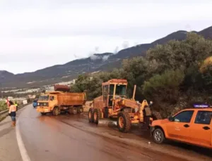 Antalya’da Sağanak Yağışlar: Kumluca ve Finike’de Su Baskınları ve Yol Kapanmaları