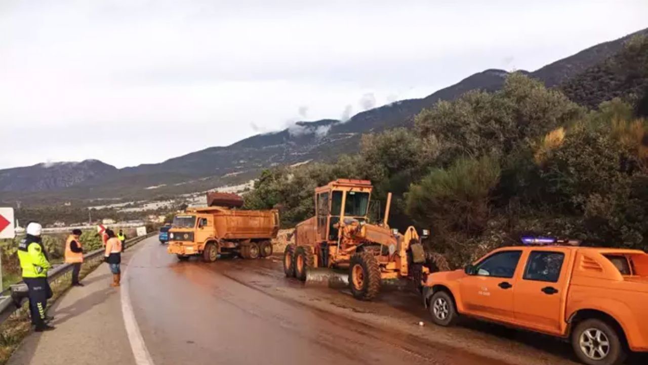 Antalya’da Sağanak Yağışlar: Kumluca ve Finike’de Su Baskınları ve Yol Kapanmaları