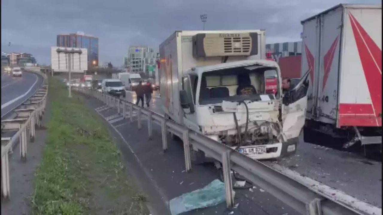 Bağcılar TEM Otoyolu’nda Zincirleme Kaza: 1 Yaralı