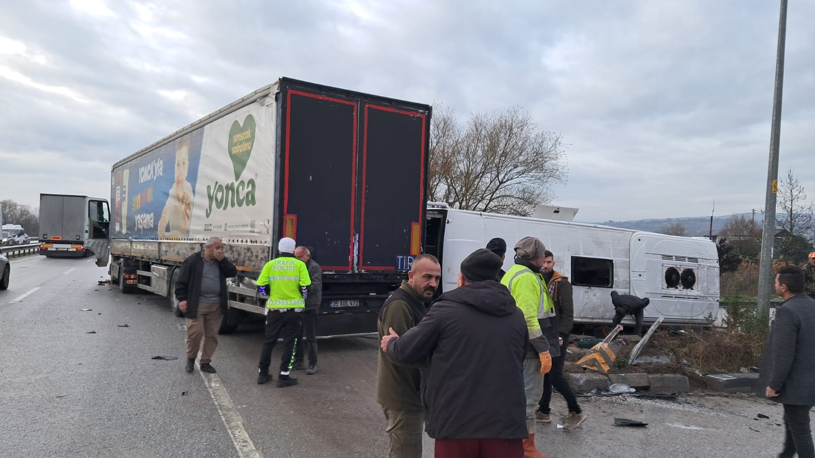 Balıkesir'de Feci Kaza: Okul Servisi ve TIR Çarpıştı