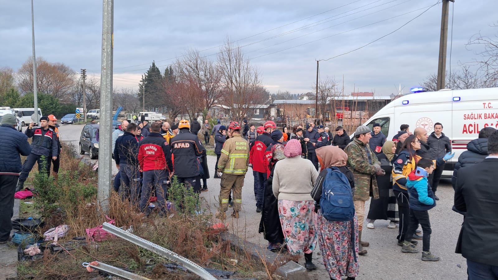 Balıkesir'de Okul Servisi ve TIR Çarpıştı: 28 Yaralı