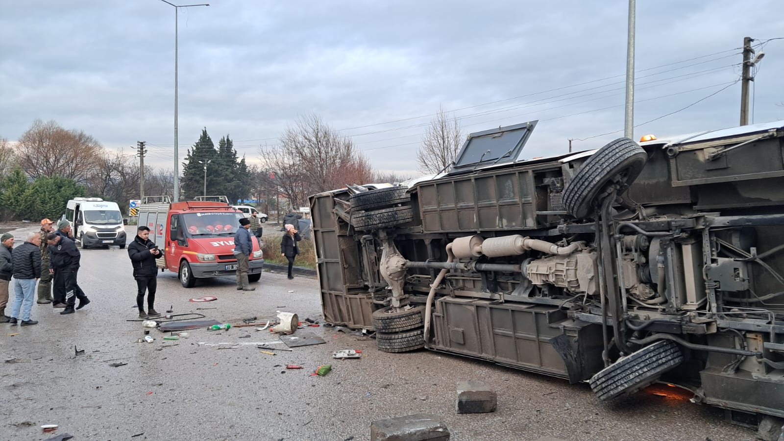 Balıkesir'de Okul Servisi ve TIR Çarpıştı: 28 Yaralı