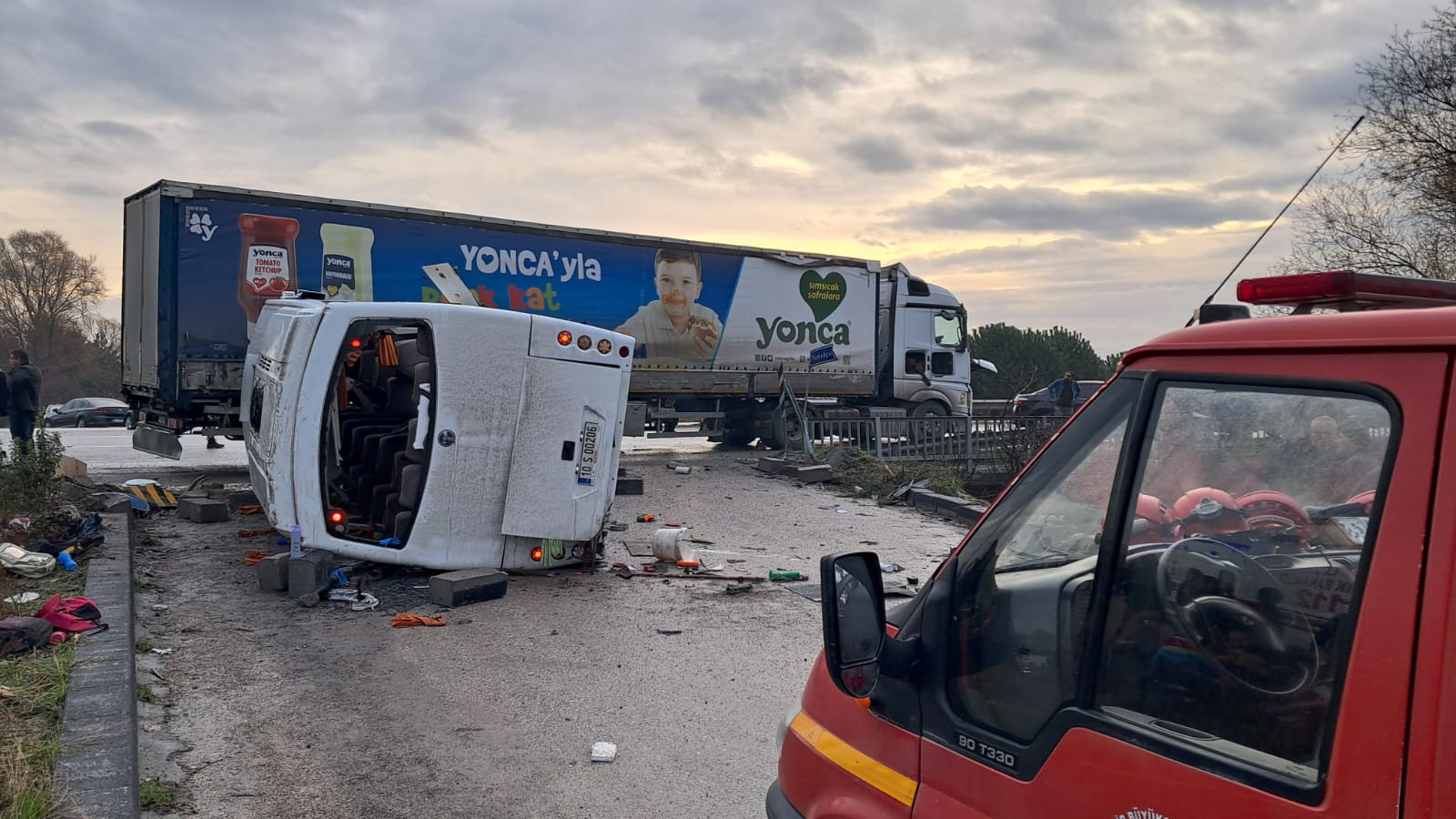 Balıkesir'de Okul Servisi ve TIR Çarpıştı: 28 Yaralı