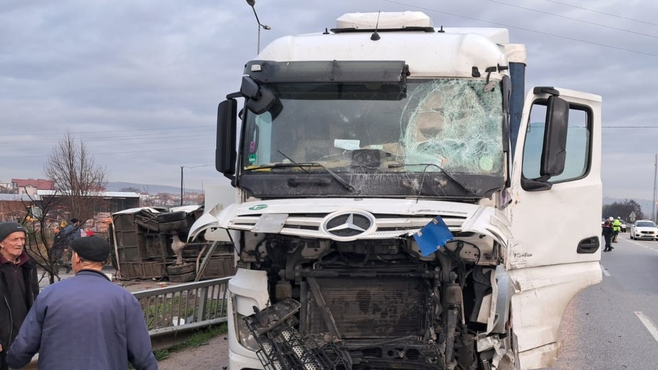 Balıkesir’de Okul Servisi ve TIR Çarpıştı: 28 Yaralı