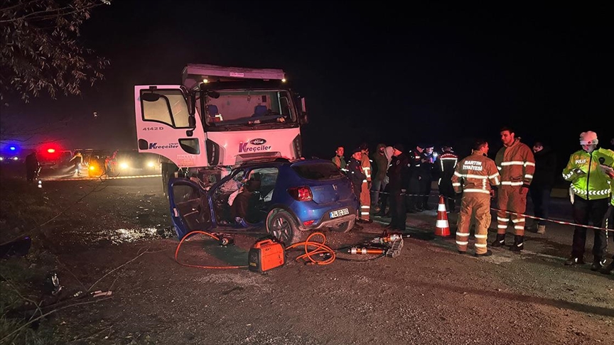 Bartın İnkumu Yolunda Feci Kaza: 5 Genç Hayatını Kaybetti