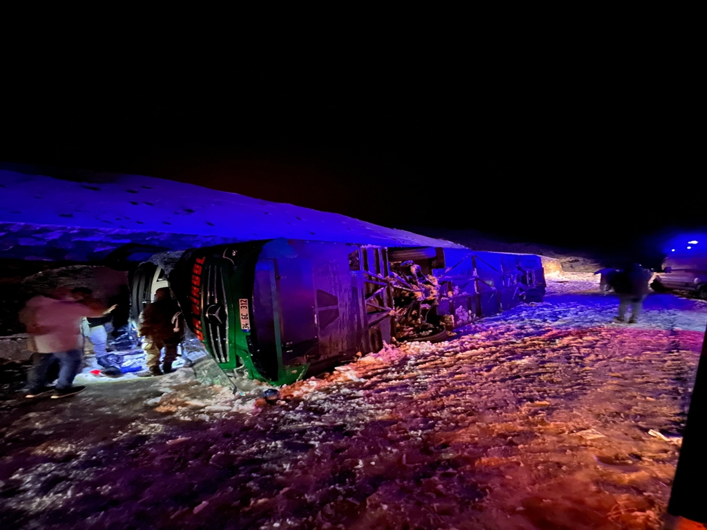 Bingöl'de Trafik Kazası: 2 Ölü, 16 Yaralı