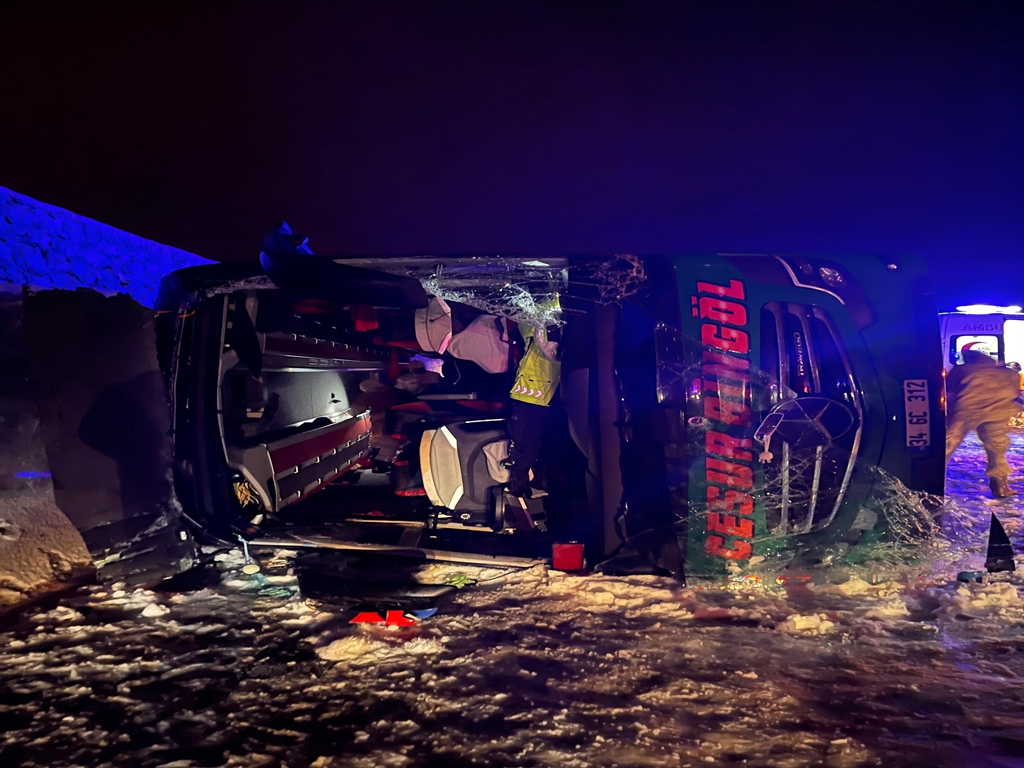 Bingöl'de Trafik Kazası: 2 Ölü, 16 Yaralı