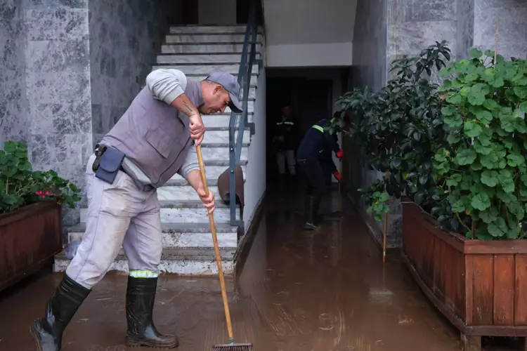 Bodrum'da Şiddetli Sağanak Yağış Sonrası Su Baskınları ve Temizlik Çalışmaları