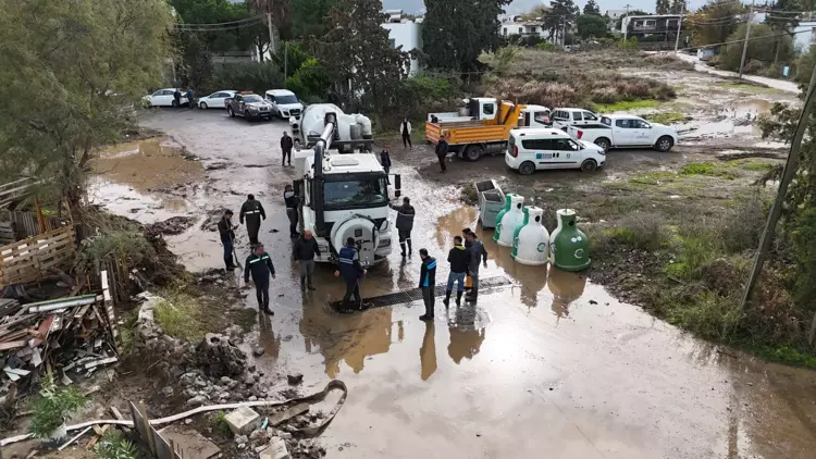 Bodrum'da Şiddetli Sağanak Yağış Sonrası Su Baskınları ve Temizlik Çalışmaları