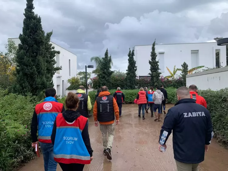 Bodrum'da Şiddetli Sağanak Yağış Sonrası Su Baskınları ve Temizlik Çalışmaları