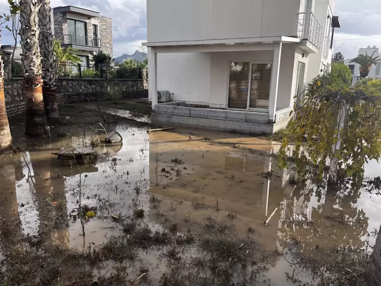 Bodrum'da Şiddetli Sağanak Yağış Sonrası Su Baskınları ve Temizlik Çalışmaları