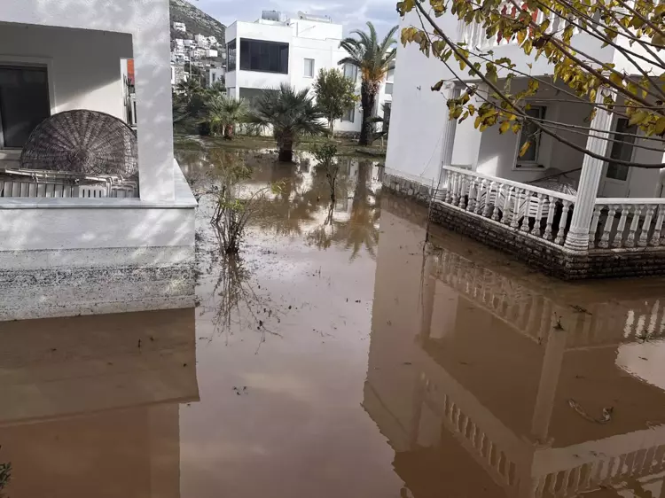 Bodrum'da Şiddetli Sağanak Yağış Sonrası Su Baskınları ve Temizlik Çalışmaları