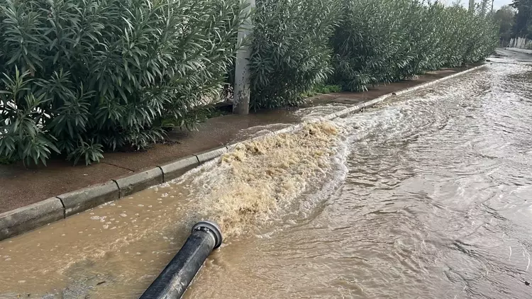 Bodrum'da Şiddetli Sağanak Yağış Sonrası Su Baskınları ve Temizlik Çalışmaları