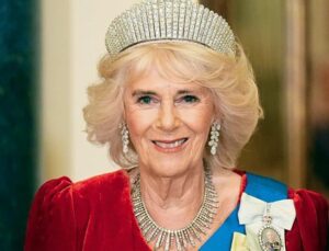 Camilla Parker Bowles ve Kokoşnik Tacı: Kraliyet Ailesinin Değişen Dinamikleri