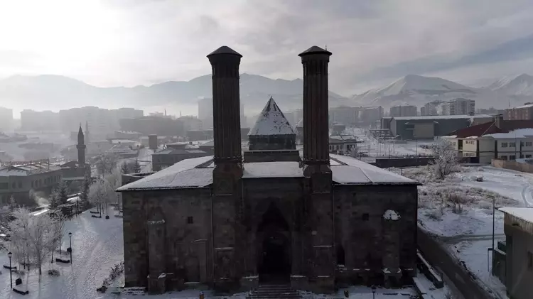 Erzurum'da Yoğun Sis, Tarihi Yapılar Görünmez Hale Geldi