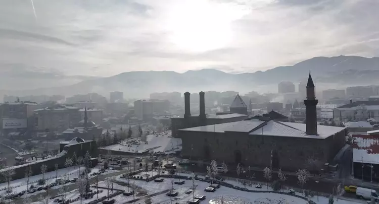 Erzurum'da Yoğun Sis, Tarihi Yapılar Görünmez Hale Geldi