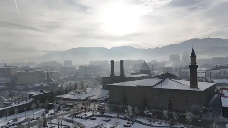 Erzurum'da Yoğun Sis, Tarihi Yapılar Görünmez Hale Geldi