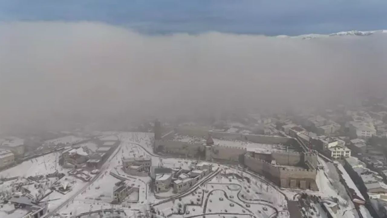 Erzurum’da Yoğun Sis, Tarihi Yapılar Görünmez Hale Geldi