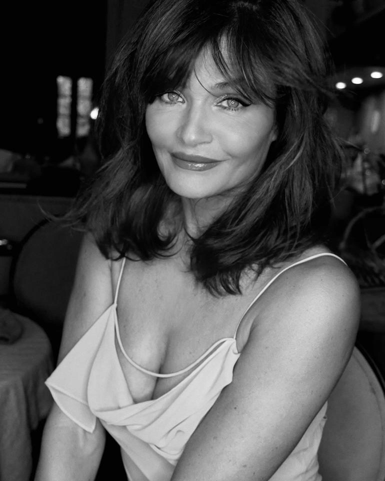 Helena Christensen'in Cesur Doğum Günü Kutlaması ve Buzlu Suda Yüzme Gelenekleri