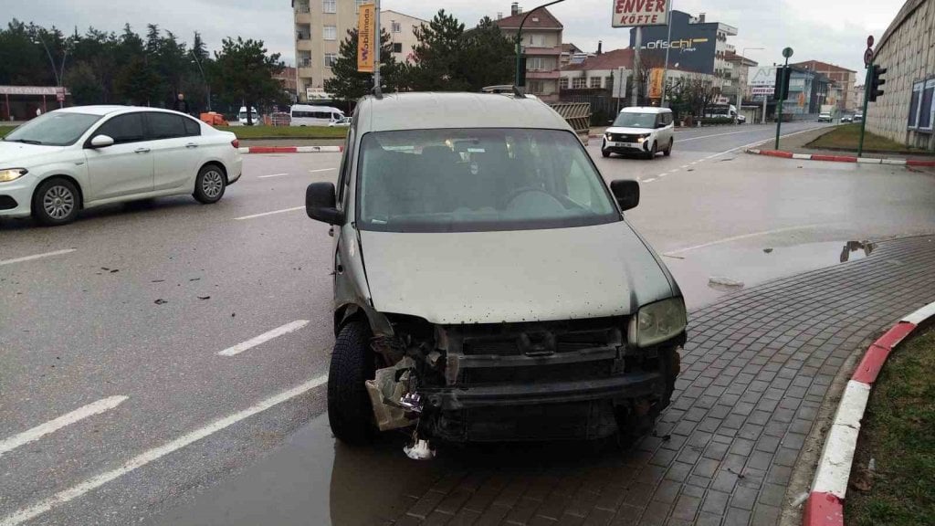 İnegöl'de Trafik Kazası: İki Sürücü Yaralandı