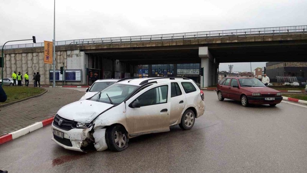 İnegöl'de Trafik Kazası: İki Sürücü Yaralandı