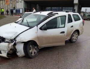 İnegöl’de Trafik Kazası: İki Sürücü Yaralandı