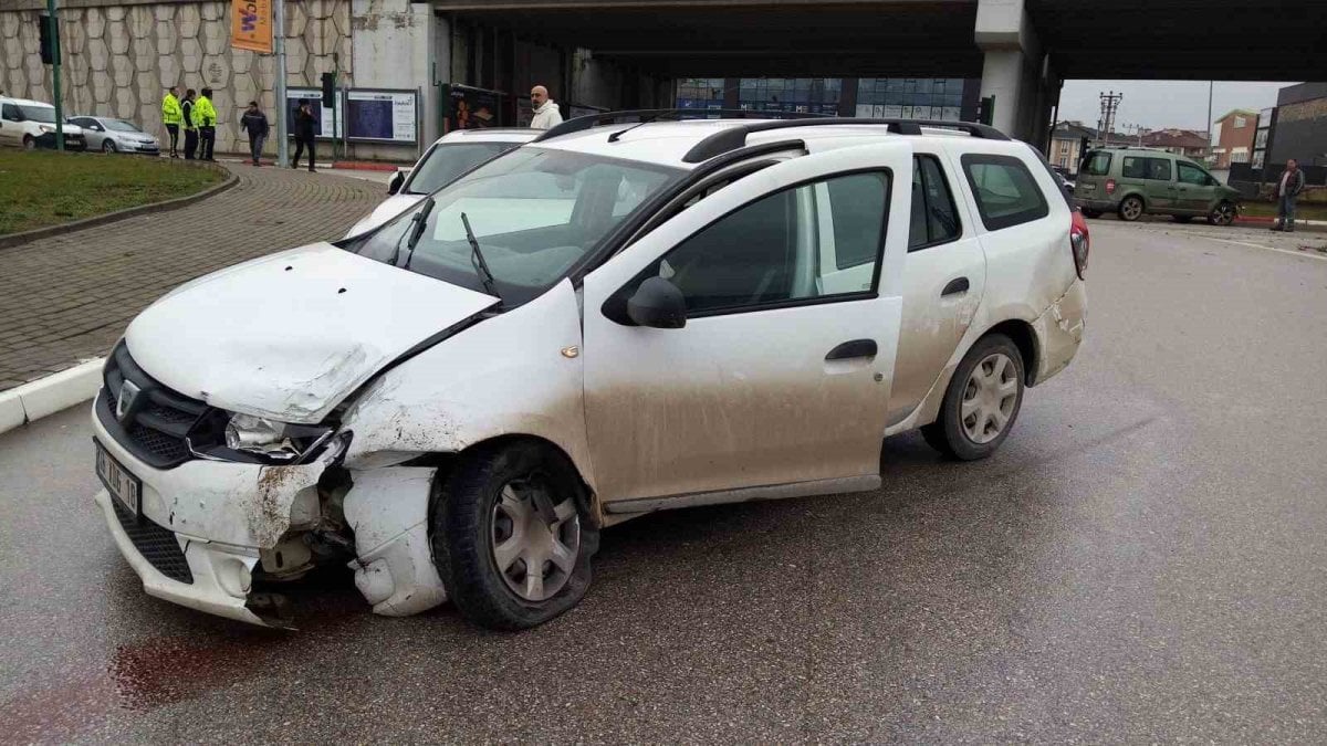 İnegöl’de Trafik Kazası: İki Sürücü Yaralandı