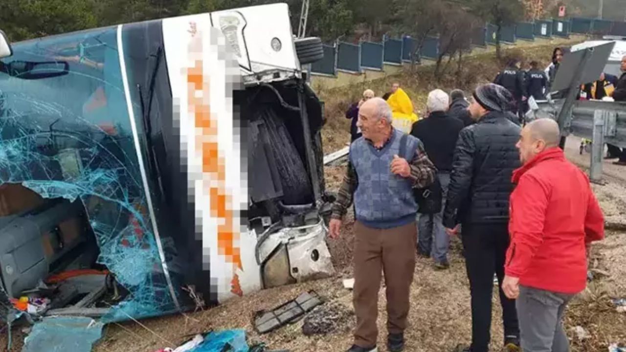 Isparta’nın Eğirdir İlçesinde Yolcu Otobüsü Devrildi