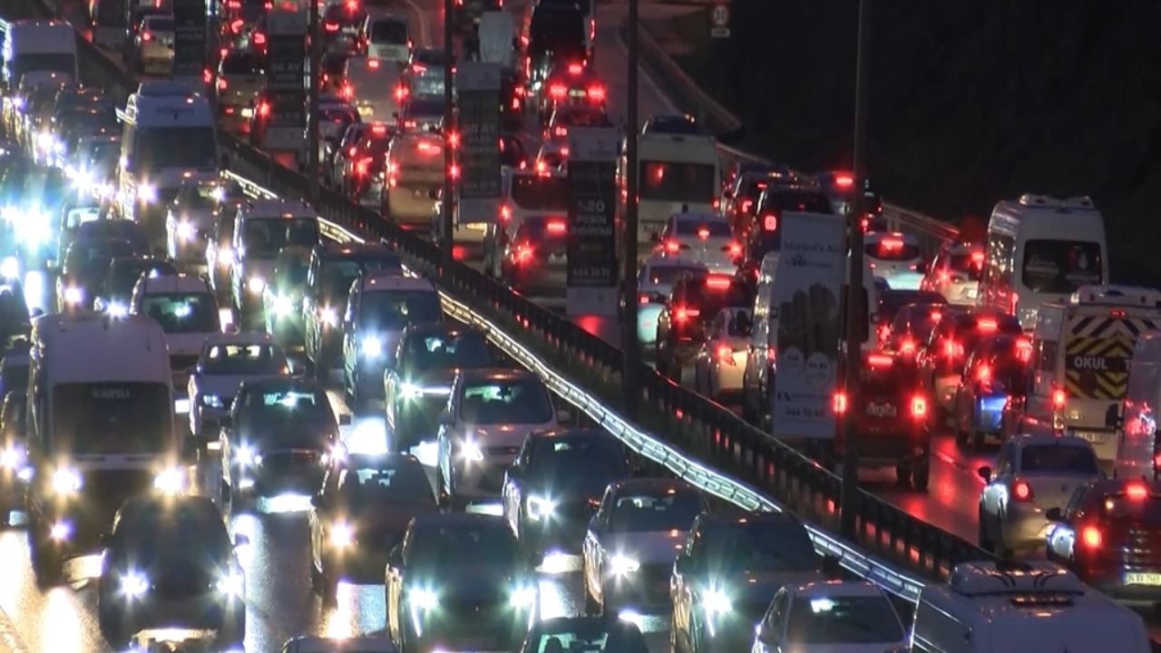 İstanbul’da Akşam Saatlerinde Yağış ve Yoğun Trafik