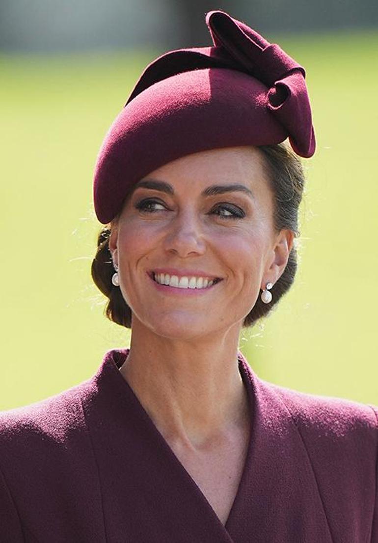 Kate Middleton'ın Resmi Töreni ve Geleneksel Renk Seçimi