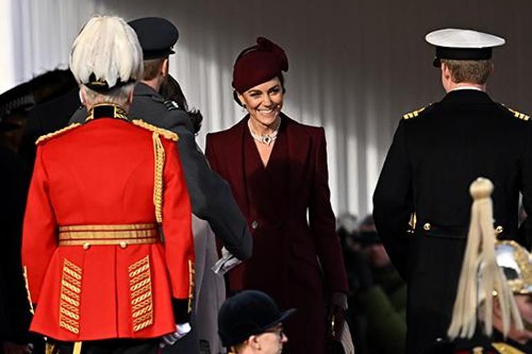 Kate Middleton'ın Resmi Töreni ve Geleneksel Renk Seçimi