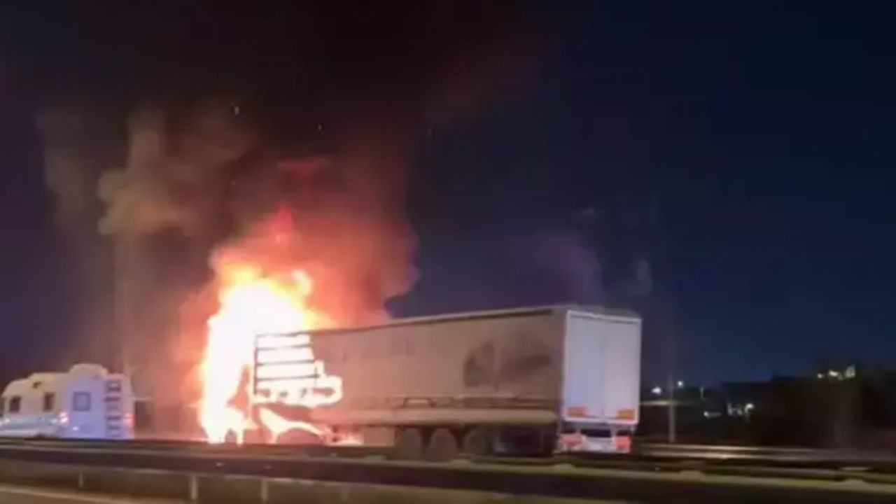 Kocaeli Çayırova’da Lojistik TIR Yangını