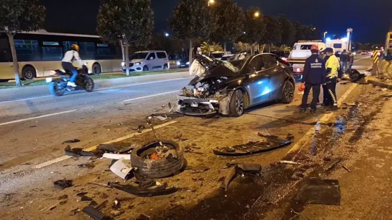 Maltepe’de Otomobilin İETT Otobüsüne Çarpması Sonucu Bir Kişi Hayatını Kaybetti