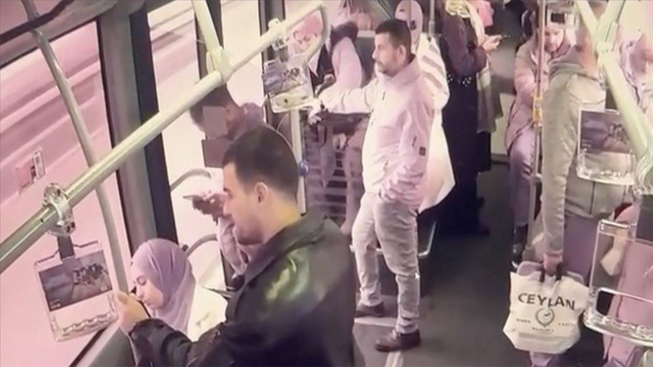 Metrobüs Kazasında Yolcu Düşerek Yaralandı